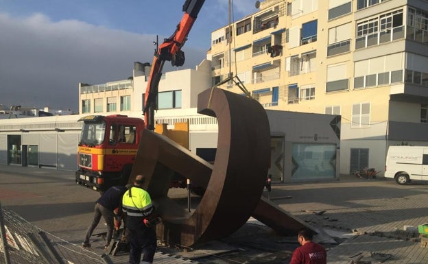 Gandia desplaza una escultura de 800 kilos para crear un acceso al Parking del Centre Històric