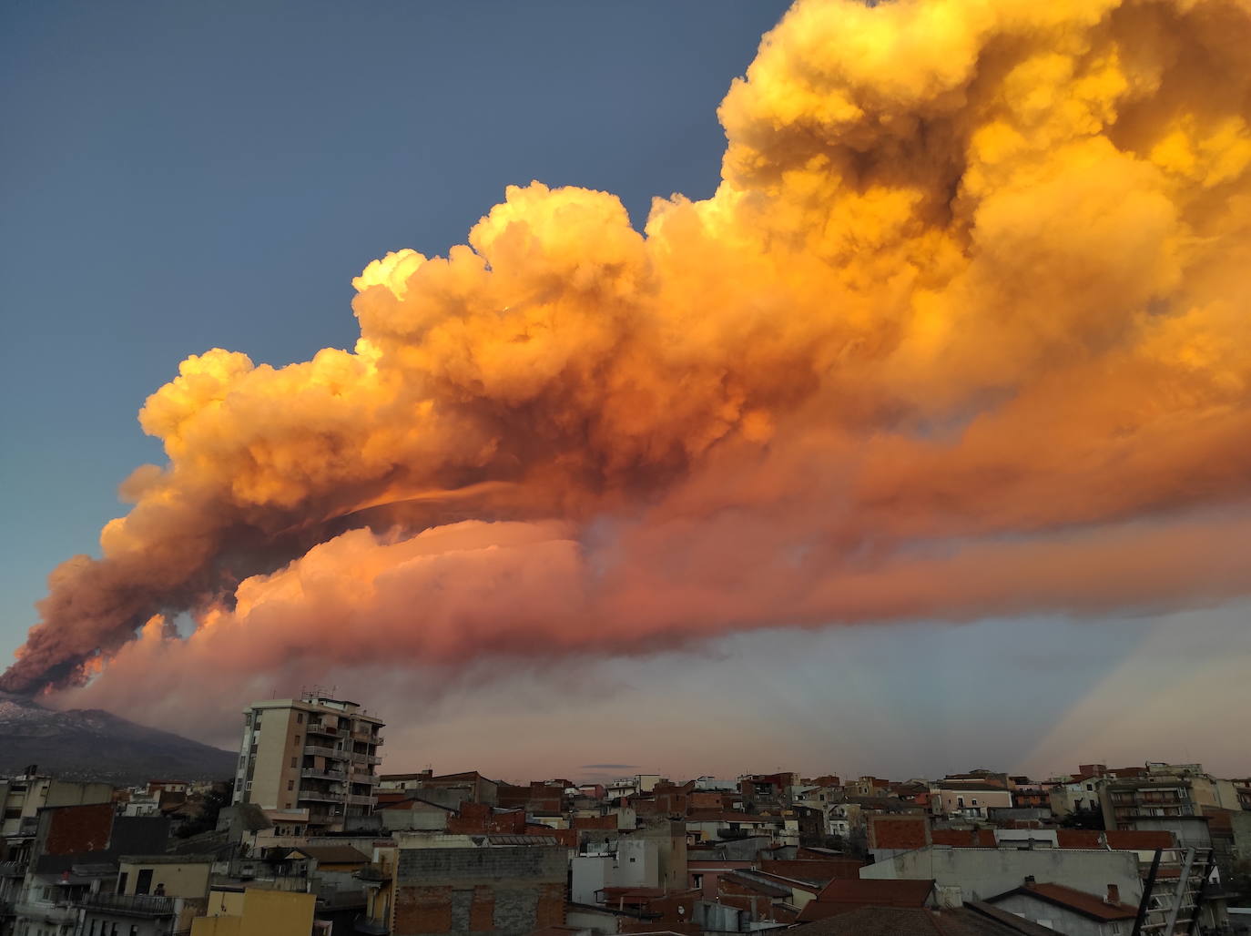 La furia del volcán Etna deja una lluvia de piedras y ceniza