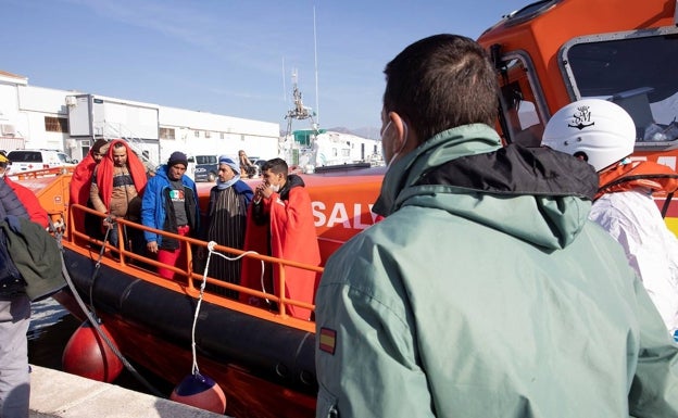 Dos pateras con 17 inmigrantes llegan de madrugada a Benidorm y Calpe