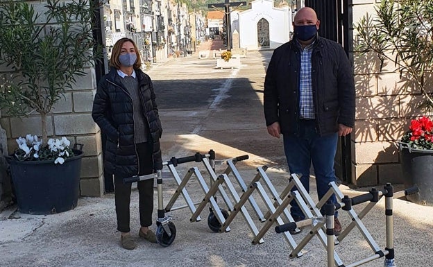 Turís adquiere un nuevo portaféretros para el cementerio municipal