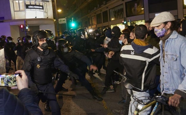 Policías de paisano frustraron el asalto de grupos de extrema izquierda a tiendas en Valencia