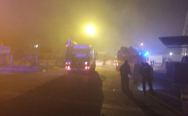 Los bomberos extinguen un incendio industrial en una empresa del polígono de Llano del Espartal de Alicante