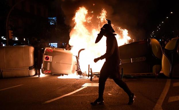 Cuarta noche de quema de mobiliario en Barcelona y ataques a varias comisarías