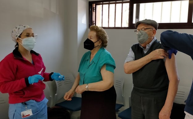 Comienza la vacunación a mayores de 90 años en los centros de salud de Xàtiva y Benifaió