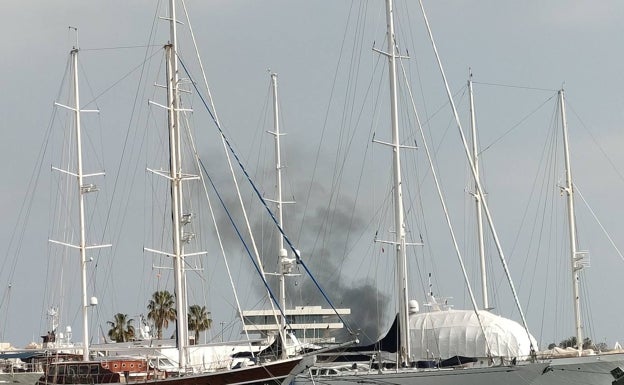 Arde un coche en el Puerto de Valencia