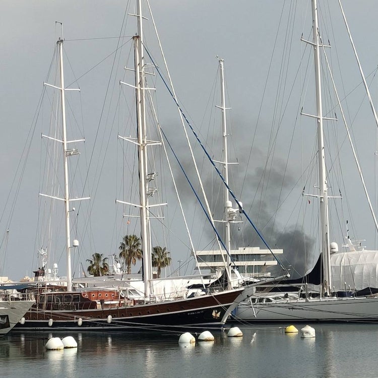 Arde un coche en el Puerto de Valencia