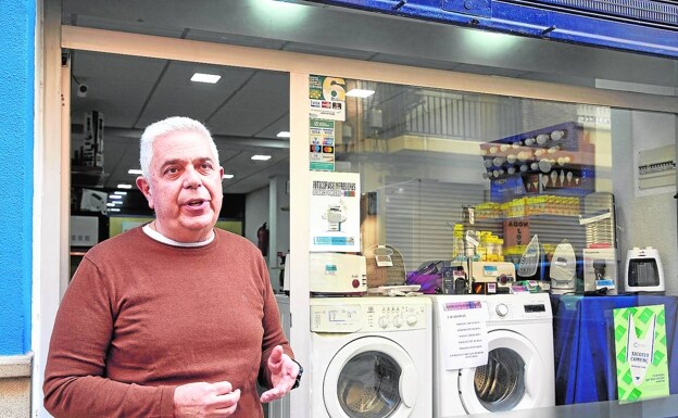 Medina, de vicepresidente de la Diputación a vender lavadoras