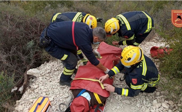 Los bomberos rescatan a una senderista herida en una zona escarpada de la Serra Grossa