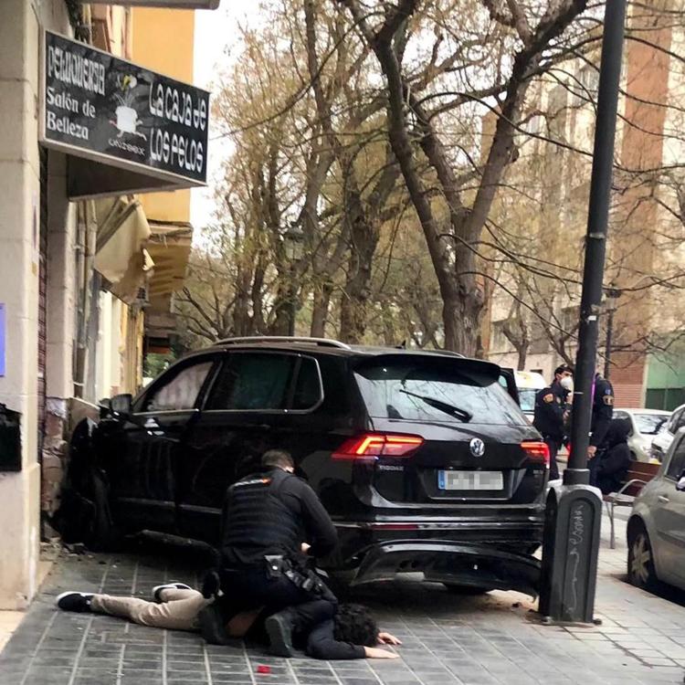 Arrestado tras huir de la policía en estado ebrio y empotrar su coche en Valencia