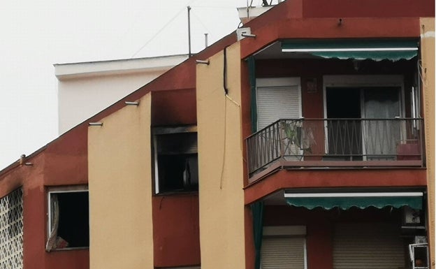 Los bomberos rescatan a un hombre atrapado en el balcón tras arder su casa en Valencia