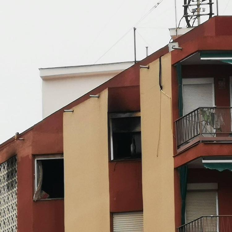 Los bomberos rescatan a un hombre atrapado en el balcón tras arder su casa en Valencia