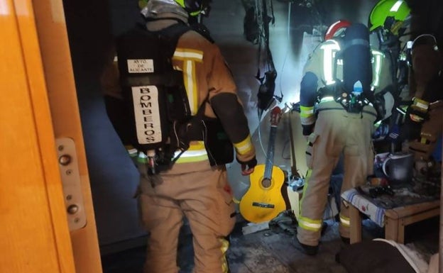 Extinguen un incendio sin víctimas en un apartamento turístico del edificio Alicante Hills