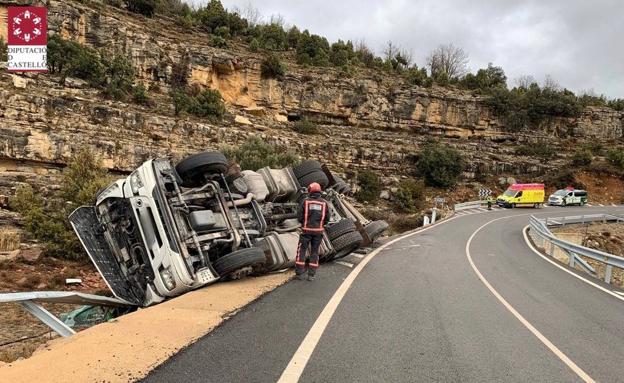 Herido un hombre al volcar con su camión en Morella