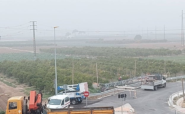 Retiran la torre eléctrica que obstaculizaba las obras de acceso a Foios y Meliana desde la CV-300