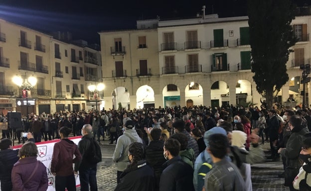 Más de 150 personas protestan en Gandia contra el encarcelamiento del rapero Pablo Hasél