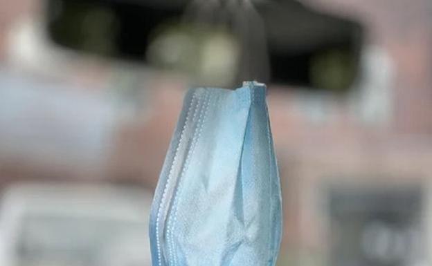 Mascarillas en el coche: Multa por no llevarla y por dejarla en un lugar indebido