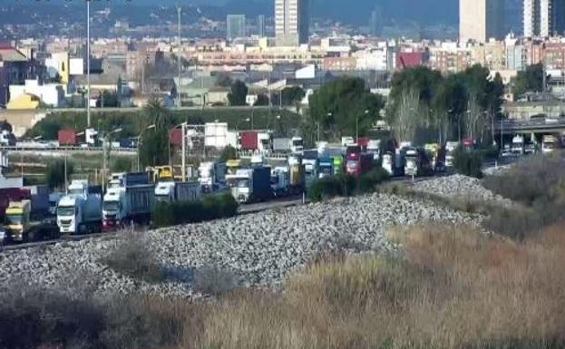 Colas de más de tres kilómetros en la entrada al Puerto de Valencia