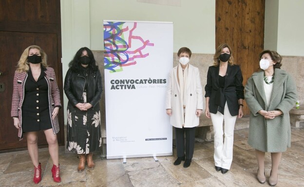Las responsables de la Unversitat junto con las vicepresidentas de la Fundación Per Amor a l'Art y Fundación Antonio Mir. /Damián torres