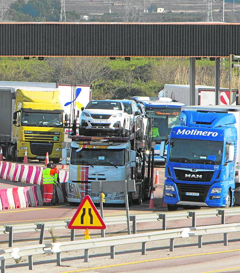 Los transportistas denuncian colapsos en las áreas de servicio de la AP-7