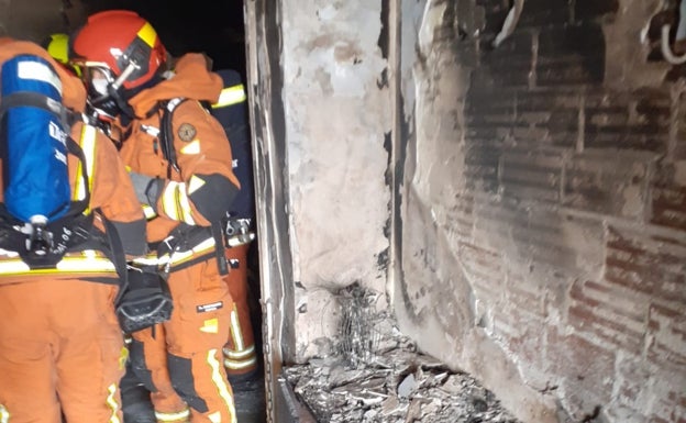 Una mujer sufre quemaduras al intentar salvar a sus perros de un incendio en su casa en Montserrat