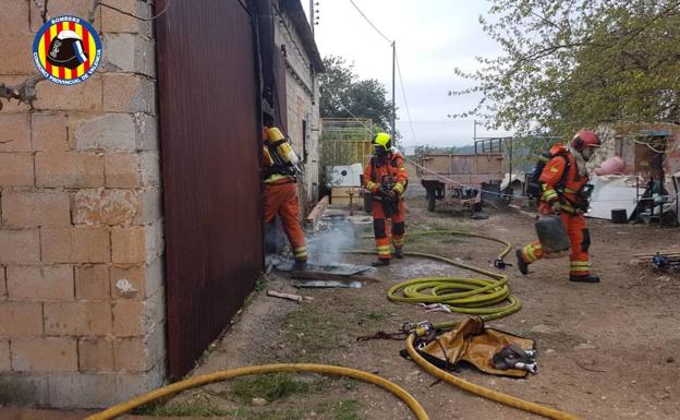 Fallece un hombre en un incendio en una nave en Aielo de Malferit