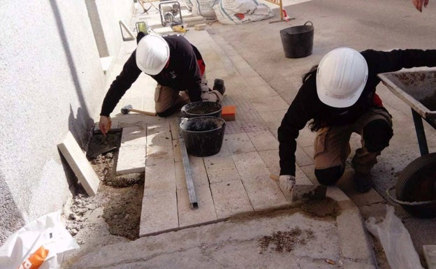 Tavernes continúa con las mejoras de accesibilidad en las calles del casco urbano