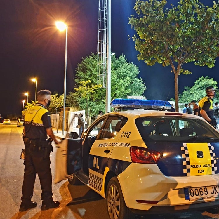 Desmantelan una fiesta ilegal con casi 40 jóvenes en un piso de Elda