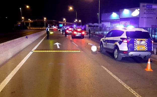 La policía desaloja otras diez fiestas en viviendas y la noche del viernes deja 65 denuncias en Alicante