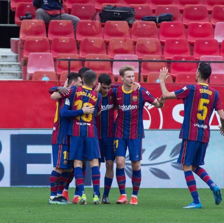 Vídeo: El Barcelona asalta el Pizjuán y mete presión al Atlético