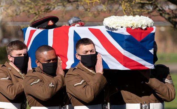 El féretro del capitán Tom, a su llegada ayer al crematorio de la ciudad de Bedford. /Reuters