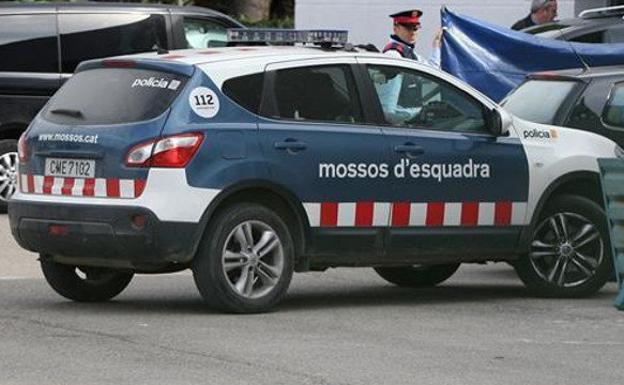 Hallado muerto un hombre en un arcén con cortes en el cuello en Girona