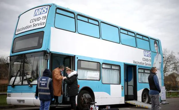 Un paciente desciende de un centro de vacunación móvil tras serle administrado en Londres el antiviral contra el coronavirus./H. Nicholls / reuters