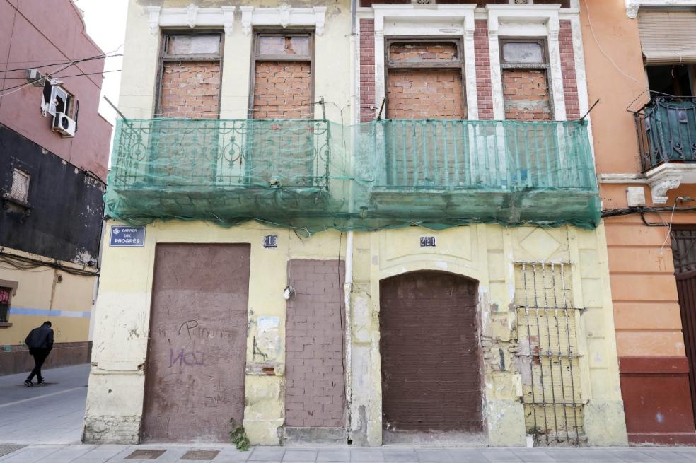 La alcaldesa de Valencia en funciones visita las obras de la plaza lúdico deportiva de El Cabanyal