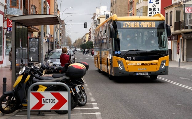 La línea de autobús que une cinco municipios con la estación de metro de Paiporta comienza el servicio