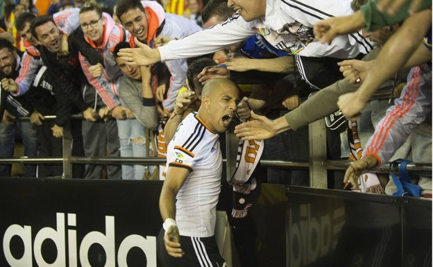 Feghouli suma motivos para la sonrisa de Lucía