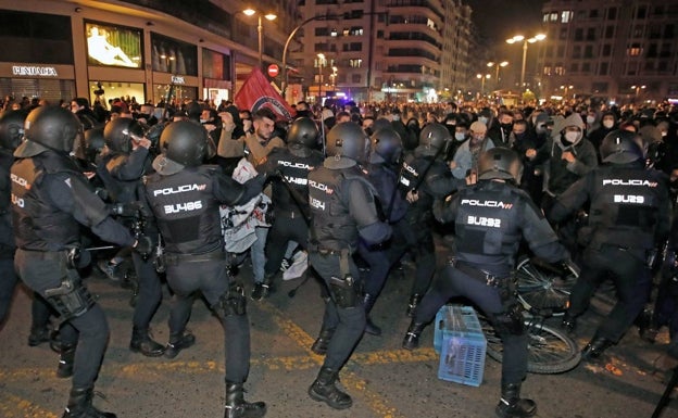 Colectivos feministas cargan contra la Delegación del Gobierno por la «represión» de la policía