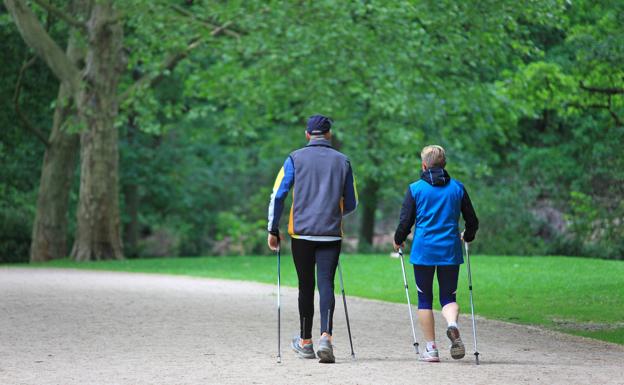 Sanidad recomienda quedar para dar un paseo, salir a la montaña y bailar al aire libre