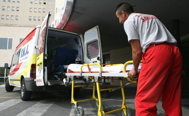 Asistido un hombre por inhalación de humo en un incendio en una vivienda en Alicante