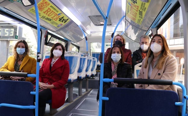 Líderes socialistas de l'Horta Sud estrenan el autobús que une sus seis municipios con el metro de Paiporta