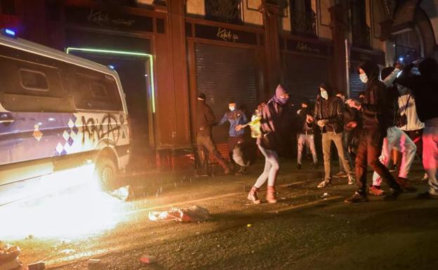 Un «grupo criminal» atacó a la furgoneta policial, según los Mossos