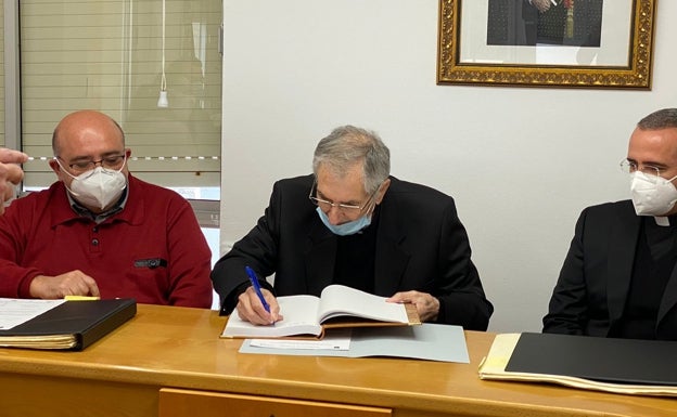 El reverendo Javier Puchol dona un archivo fotográfico a El Perelló