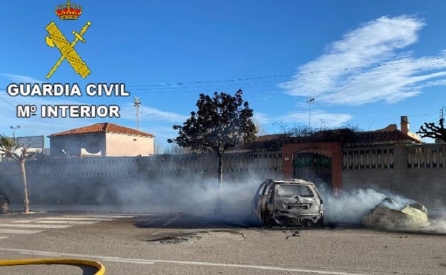 Detenido un hombre de 65 años por quemar 12 contenedores y un coche en El Perelló