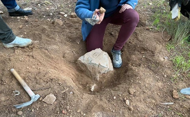 Trabajadores municipales encuentran una lápida romana en la Muntanyeta de Alberic