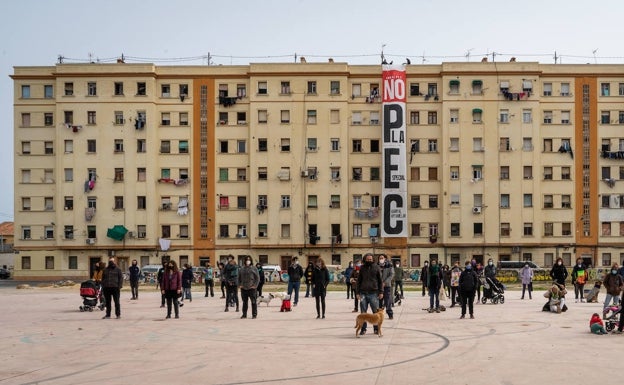 Una pancarta gigante contra el plan del Cabanyal