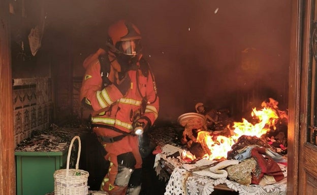 Dos heridos por inhalación de humo en el incendio de una vivienda en Massanassa