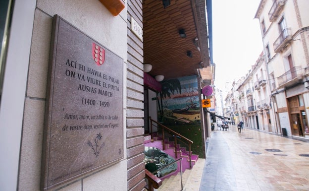 Una placa identifica el lugar de Gandia donde vivió el poeta Ausiàs March en el siglo XV