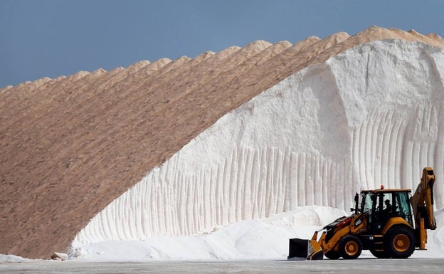 El polvo del Sáhara tiñe de rojizo las salinas de Santa Pola