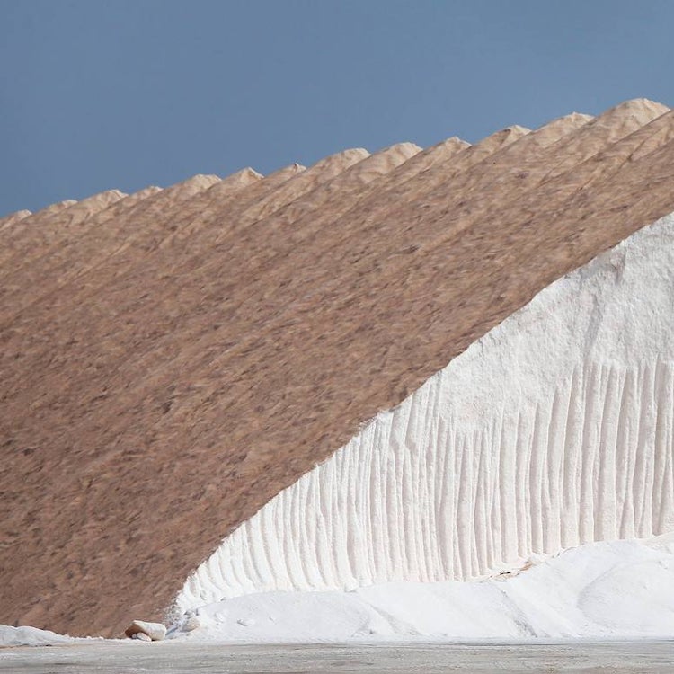 El polvo del Sáhara tiñe de rojizo las salinas de Santa Pola