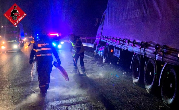 Un camión se sale de la vía en Monforte del Cid y derrama combustible de su depósito