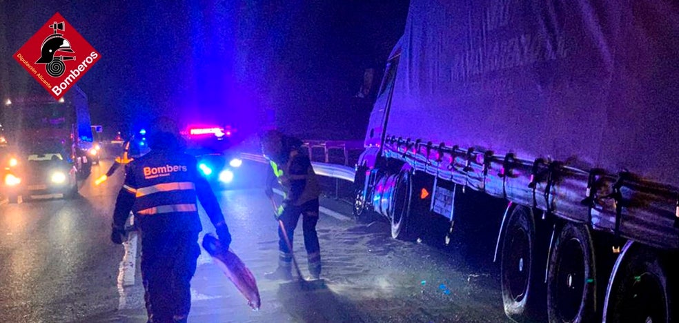 Un camión se sale de la vía en Monforte del Cid y derrama combustible de su depósito